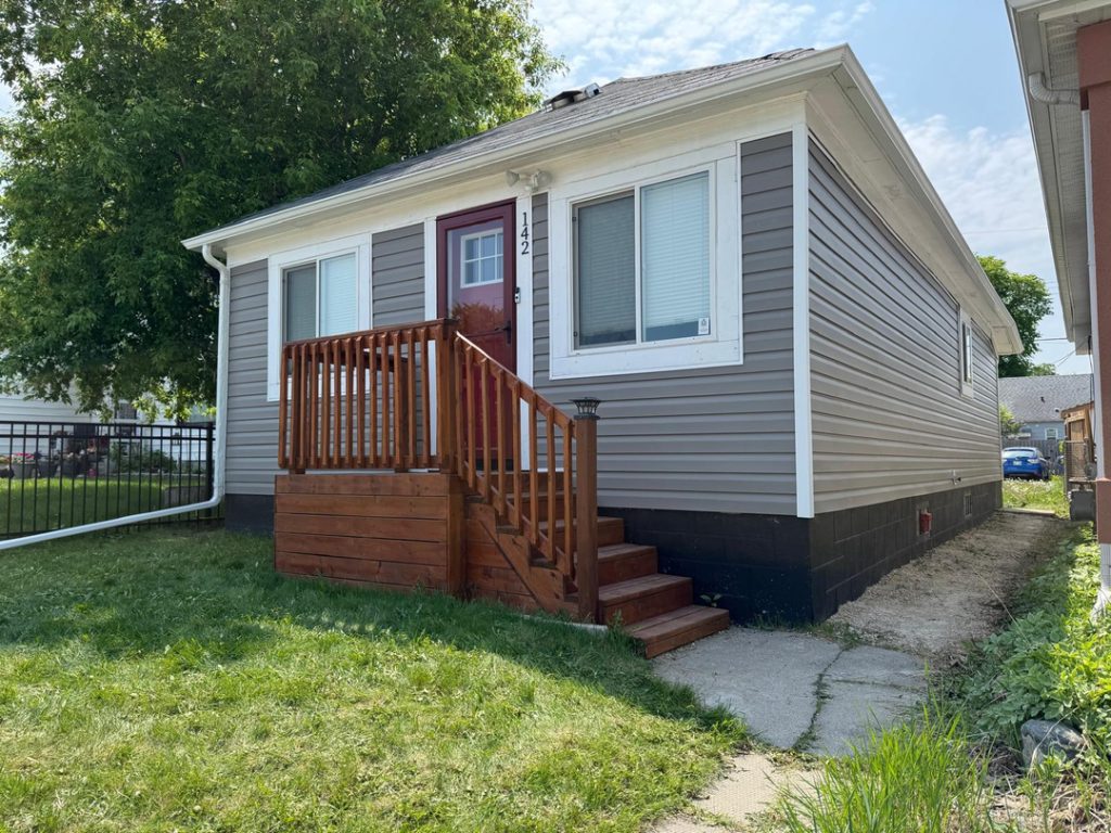 Modern renovations winnipeg contractor general roofing home remodeling siding exterior b0c10c78 2f32 43fd 9935 c96ca7730a48