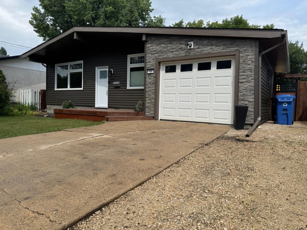 Winnipeg home renovation dark siding stone accents contractor 4d0d30ff 13e5 42c9 87bc 8b1d4d0e25d9