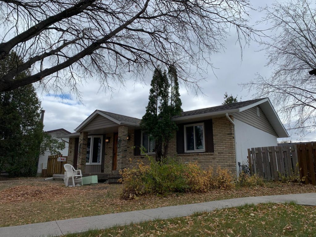 Winnipeg home renovation roofing siding contractor exterior remodeling seasonal foliage d9397d90 fb51 4ad3 98c2 424bddceec1a